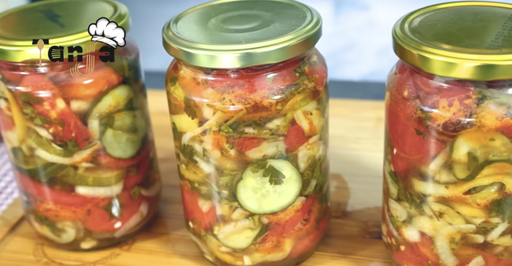 Zeleninový salát na zimu do sklenic – osvědčený domácí recept