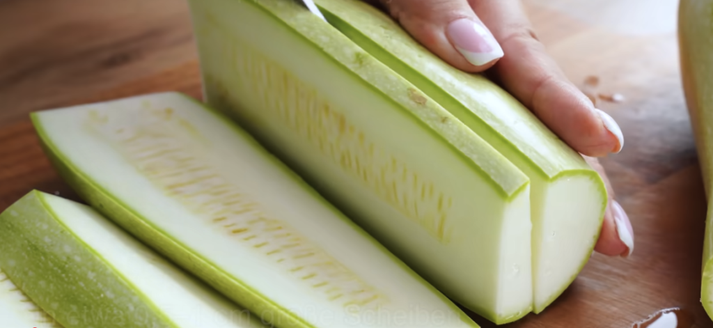 Křupavé cuketové plátky s parmazánem a bylinkovo-česnekovou omáčkou – lehký, voňavý a chutný recept