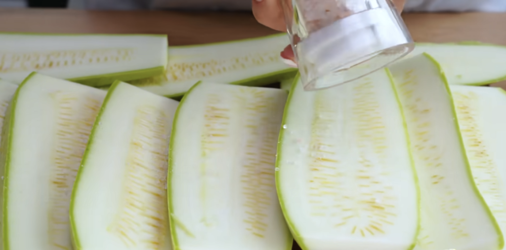 Křupavé cuketové plátky s parmazánem a bylinkovo-česnekovou omáčkou – lehký, voňavý a chutný recept