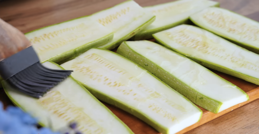 Křupavé cuketové plátky s parmazánem a bylinkovo-česnekovou omáčkou – lehký, voňavý a chutný recept