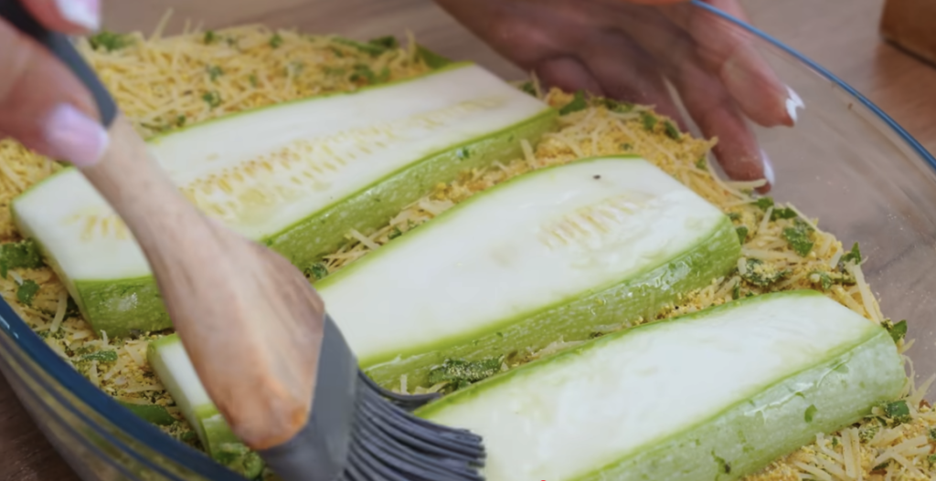 Křupavé cuketové plátky s parmazánem a bylinkovo-česnekovou omáčkou – lehký, voňavý a chutný recept