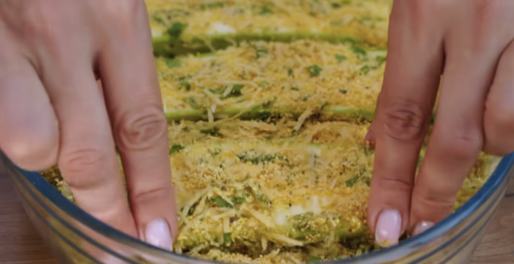 Křupavé cuketové plátky s parmazánem a bylinkovo-česnekovou omáčkou – lehký, voňavý a chutný recept