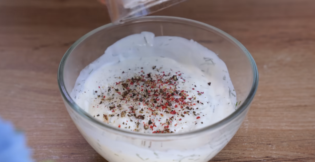 Křupavé cuketové plátky s parmazánem a bylinkovo-česnekovou omáčkou – lehký, voňavý a chutný recept