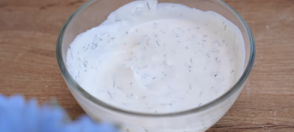 Křupavé cuketové plátky s parmazánem a bylinkovo-česnekovou omáčkou – lehký, voňavý a chutný recept