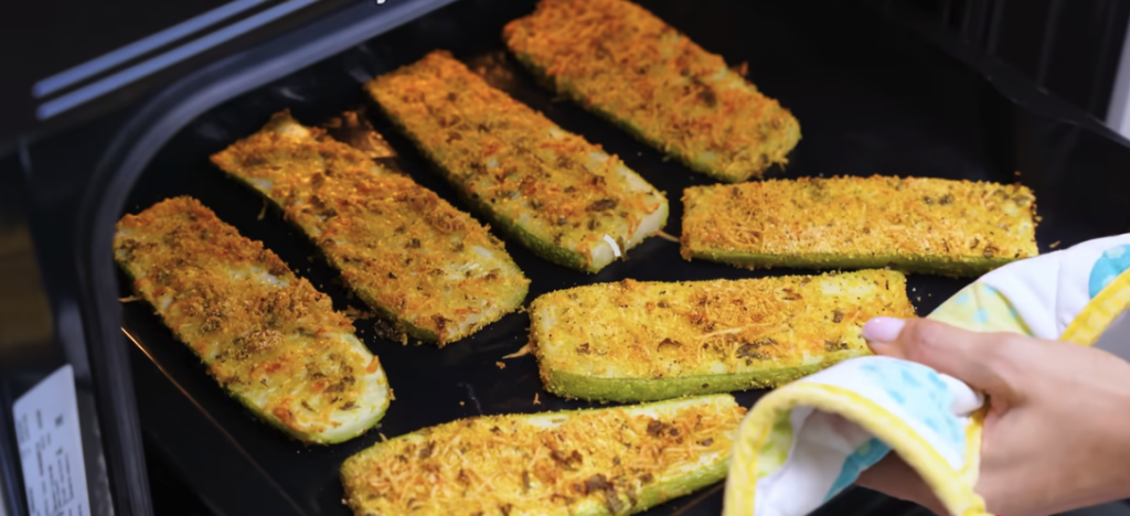 Křupavé cuketové plátky s parmazánem a bylinkovo-česnekovou omáčkou – lehký, voňavý a chutný recept