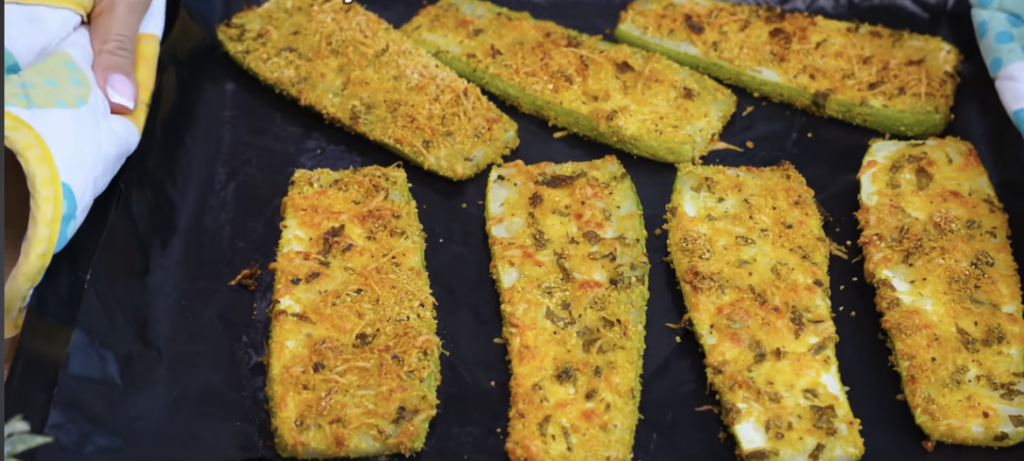 Křupavé cuketové plátky s parmazánem a bylinkovo-česnekovou omáčkou – lehký, voňavý a chutný recept