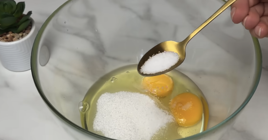 Domácí švestkovo-jogurtový koláč se skořicí – nadýchaný a voňavý