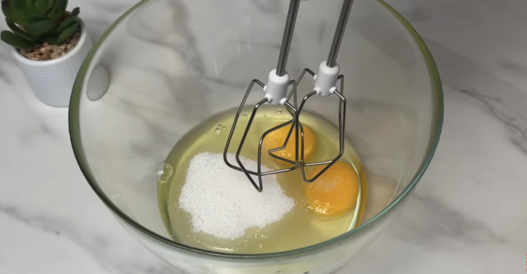 Domácí švestkovo-jogurtový koláč se skořicí – nadýchaný a voňavý