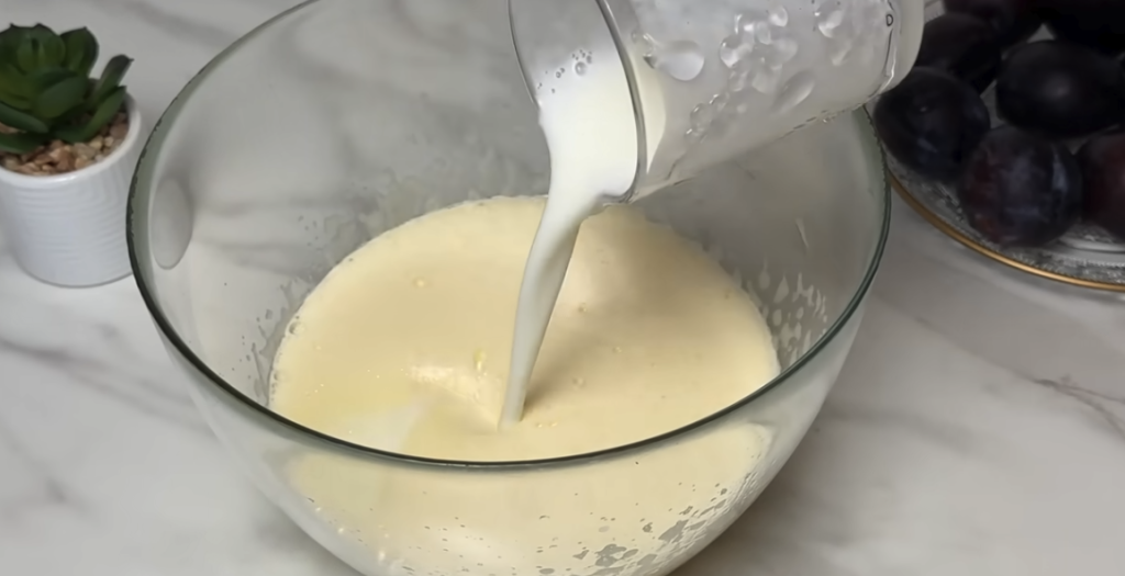 Domácí švestkovo-jogurtový koláč se skořicí – nadýchaný a voňavý