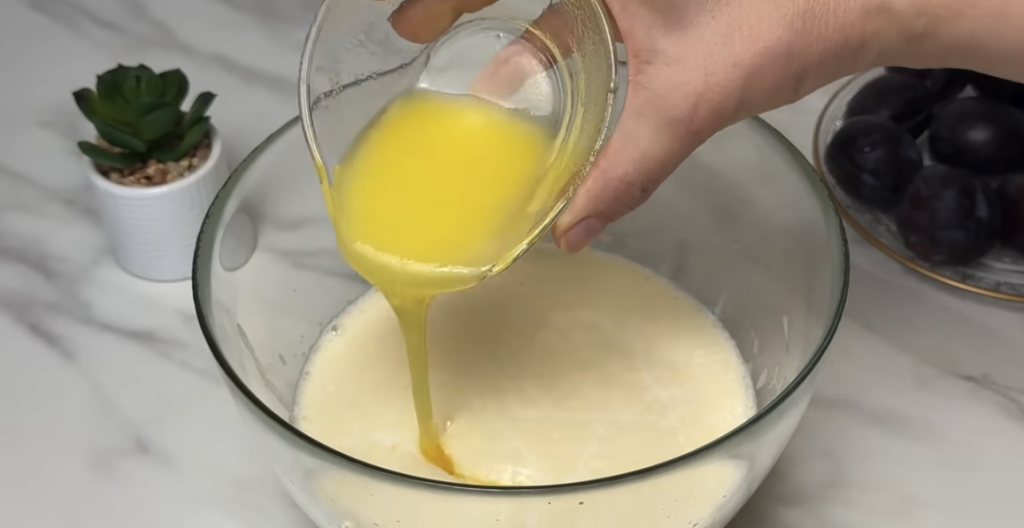 Domácí švestkovo-jogurtový koláč se skořicí – nadýchaný a voňavý