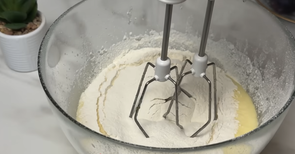 Domácí švestkovo-jogurtový koláč se skořicí – nadýchaný a voňavý