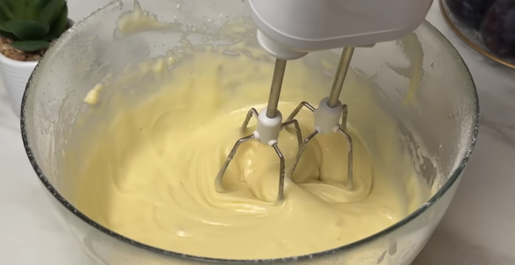 Domácí švestkovo-jogurtový koláč se skořicí – nadýchaný a voňavý