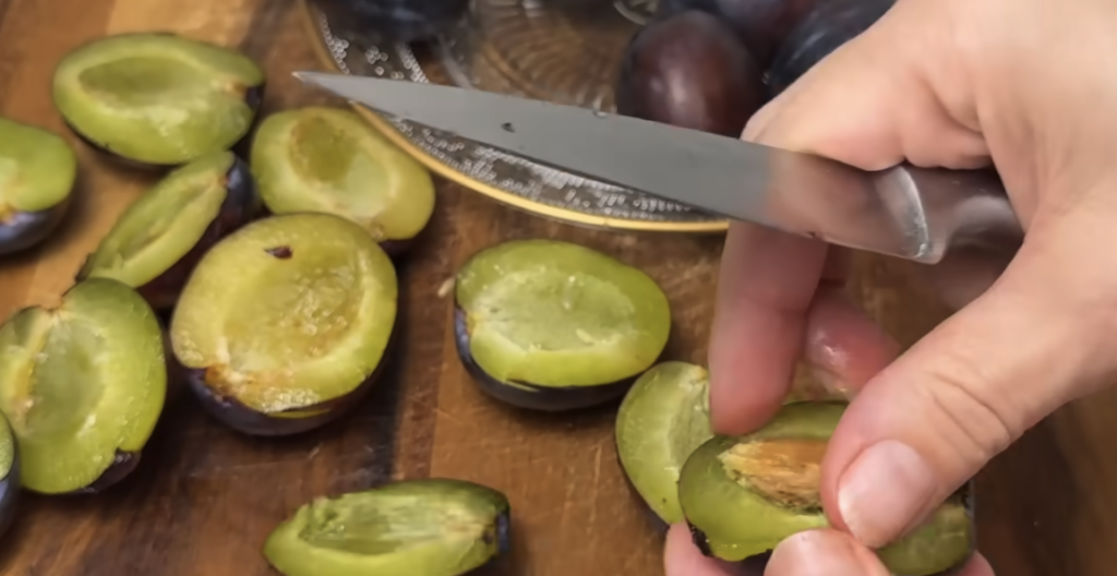 Domácí švestkovo-jogurtový koláč se skořicí – nadýchaný a voňavý