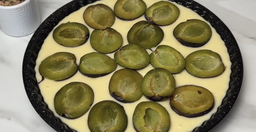 Domácí švestkovo-jogurtový koláč se skořicí – nadýchaný a voňavý