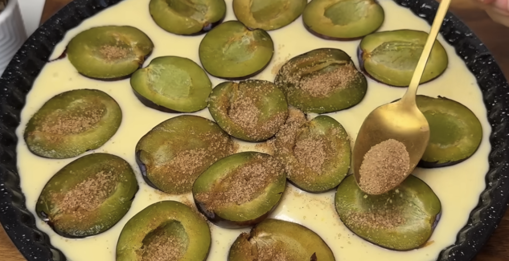 Domácí švestkovo-jogurtový koláč se skořicí – nadýchaný a voňavý