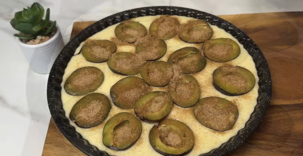 Domácí švestkovo-jogurtový koláč se skořicí – nadýchaný a voňavý