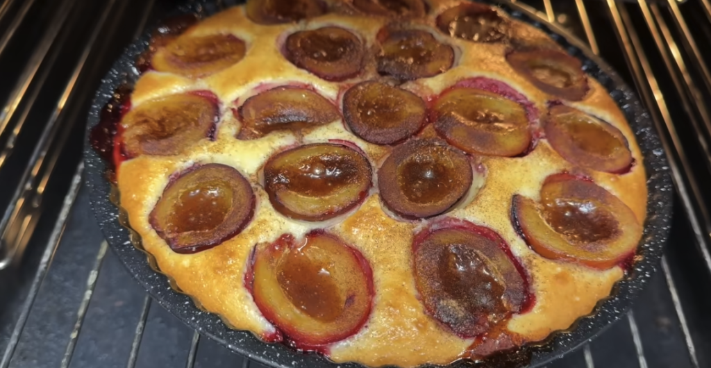 Domácí švestkovo-jogurtový koláč se skořicí – nadýchaný a voňavý