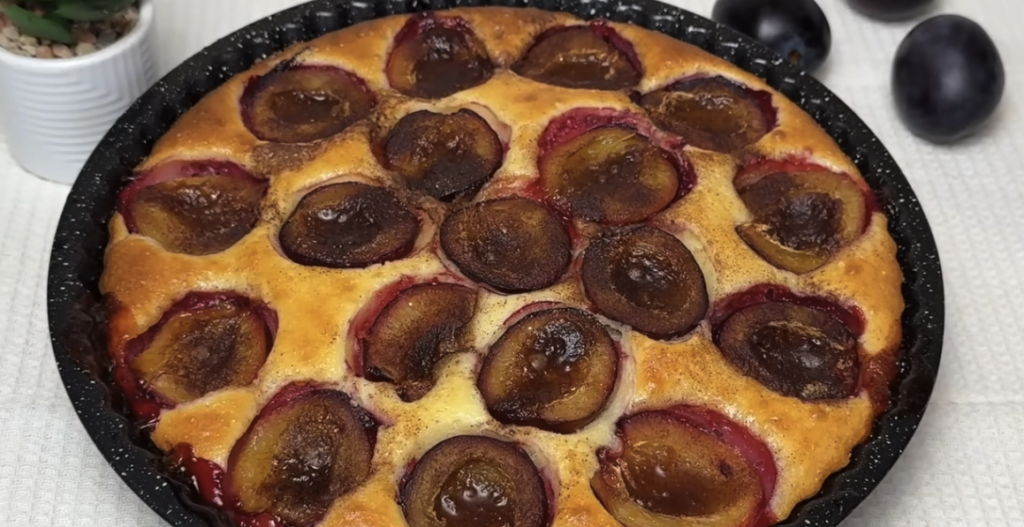 Domácí švestkovo-jogurtový koláč se skořicí – nadýchaný a voňavý