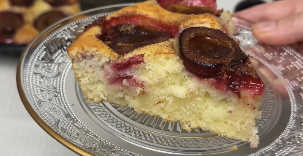 Domácí švestkovo-jogurtový koláč se skořicí – nadýchaný a voňavý