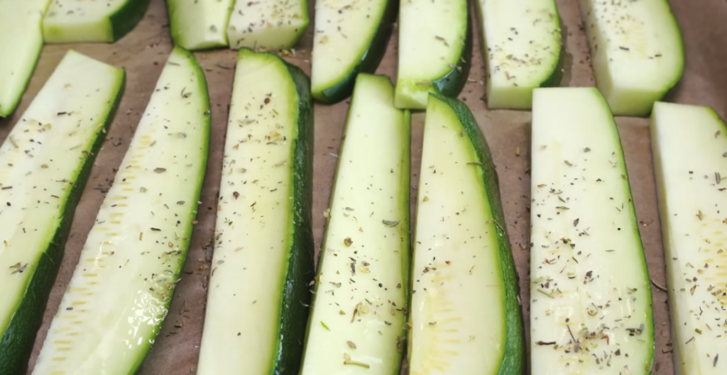 Cuketová spirála z filo těsta s mozzarellou – snadný a efektní slaný koláč