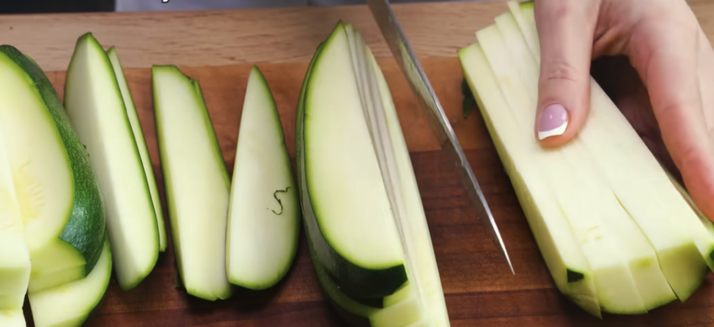 Cuketová spirála z filo těsta s mozzarellou – snadný a efektní slaný koláč