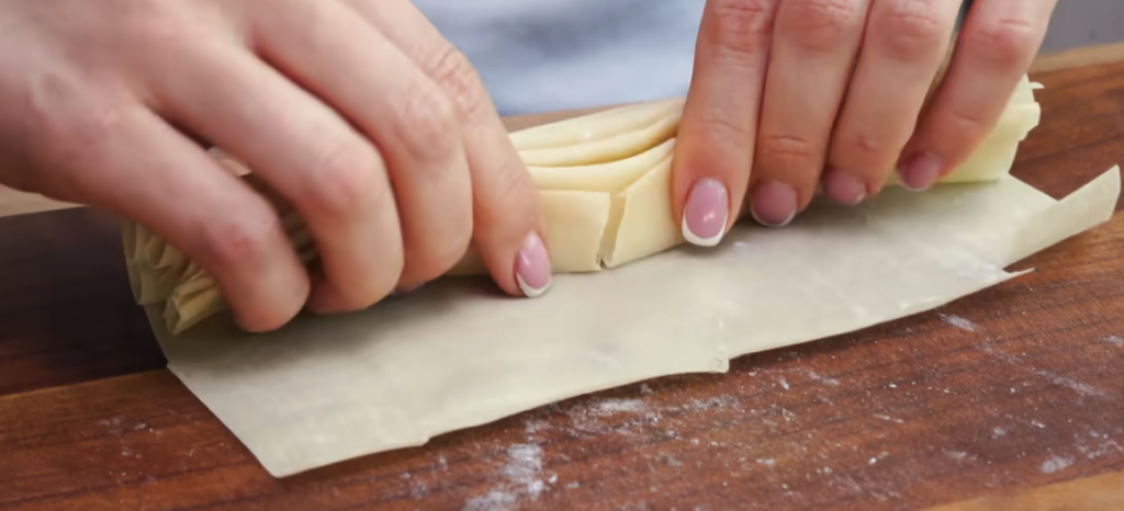 Cuketová spirála z filo těsta s mozzarellou – snadný a efektní slaný koláč