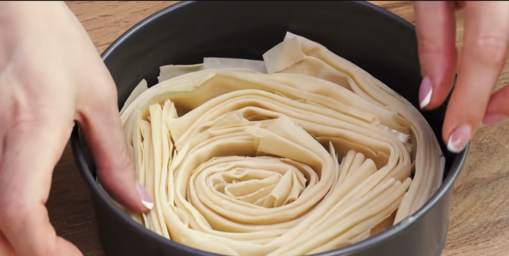 Cuketová spirála z filo těsta s mozzarellou – snadný a efektní slaný koláč