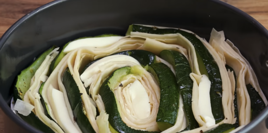 Cuketová spirála z filo těsta s mozzarellou – snadný a efektní slaný koláč