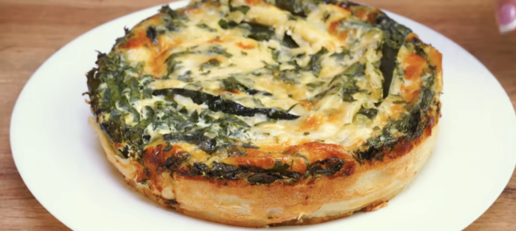 Cuketová spirála z filo těsta s mozzarellou – snadný a efektní slaný koláč