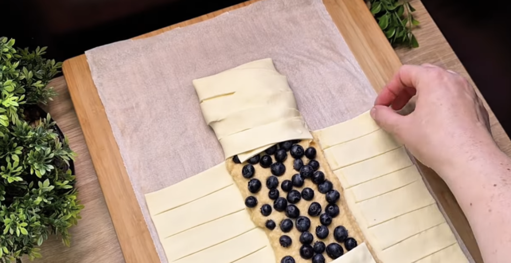 Voňavý listový závin s borůvkami a mandlemi – sladká radost pro každou příležitost