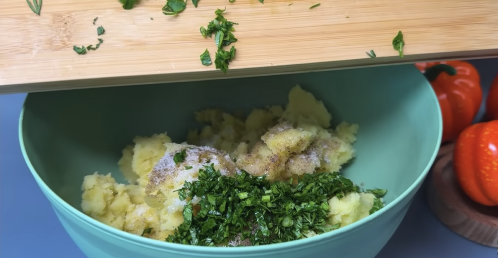 Domácí bramborové tyčinky s bylinkami a mozzarellou – lépe než klasické hranolky