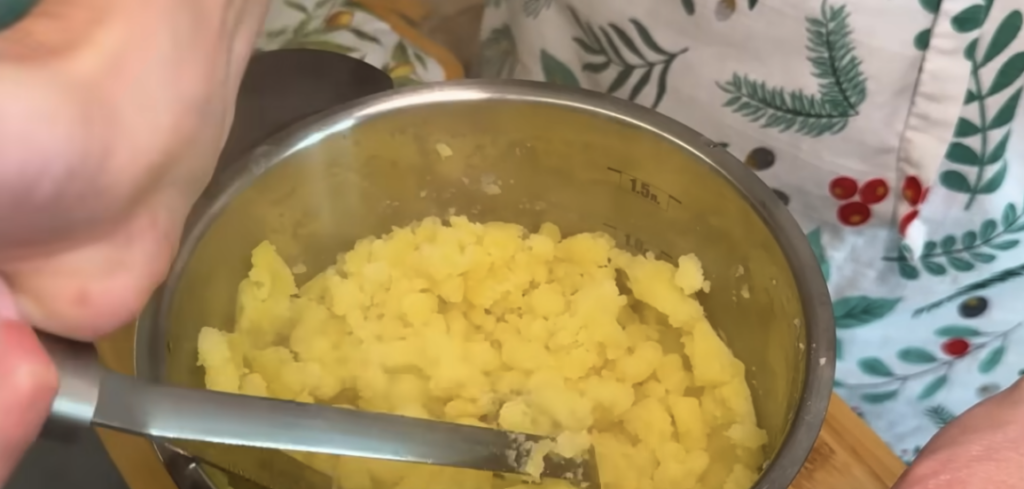 Domácí bramborové tyčinky s bylinkami a mozzarellou – lépe než klasické hranolky