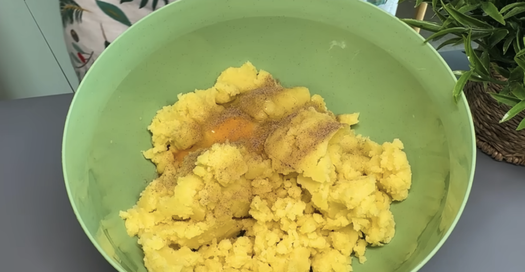 Domácí bramborové tyčinky s bylinkami a mozzarellou – lépe než klasické hranolky
