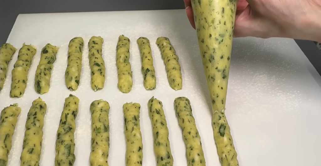 Domácí bramborové tyčinky s bylinkami a mozzarellou – lépe než klasické hranolky