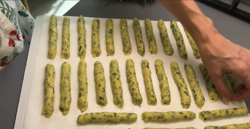 Domácí bramborové tyčinky s bylinkami a mozzarellou – lépe než klasické hranolky