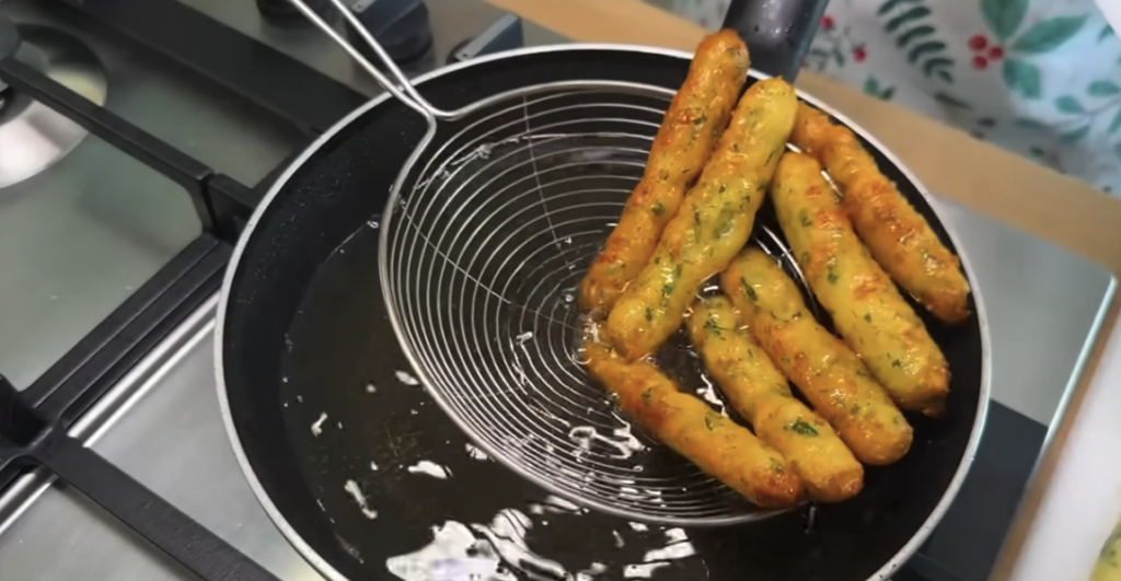 Domácí bramborové tyčinky s bylinkami a mozzarellou – lépe než klasické hranolky