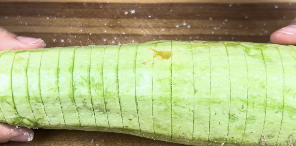 Plněná cuketa se zeleninovou směsí, rajčaty a sýrem – jednoduchý recept z trouby