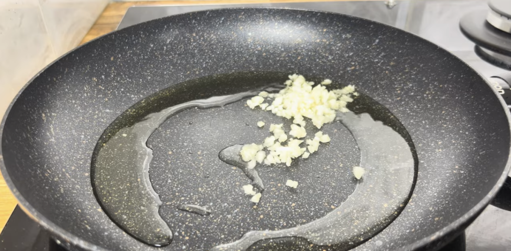 Plněná cuketa se zeleninovou směsí, rajčaty a sýrem – jednoduchý recept z trouby