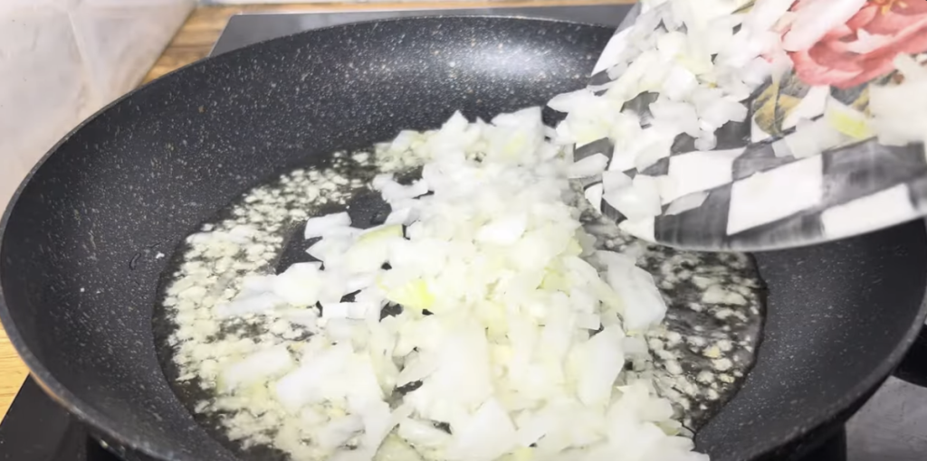 Plněná cuketa se zeleninovou směsí, rajčaty a sýrem – jednoduchý recept z trouby