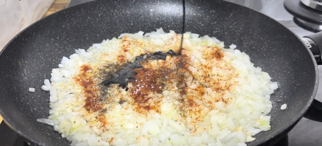 Plněná cuketa se zeleninovou směsí, rajčaty a sýrem – jednoduchý recept z trouby