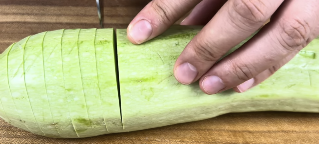 Plněná cuketa se zeleninovou směsí, rajčaty a sýrem – jednoduchý recept z trouby