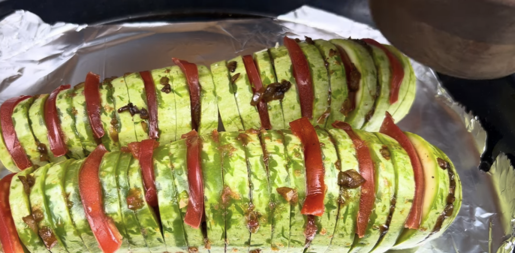 Plněná cuketa se zeleninovou směsí, rajčaty a sýrem – jednoduchý recept z trouby