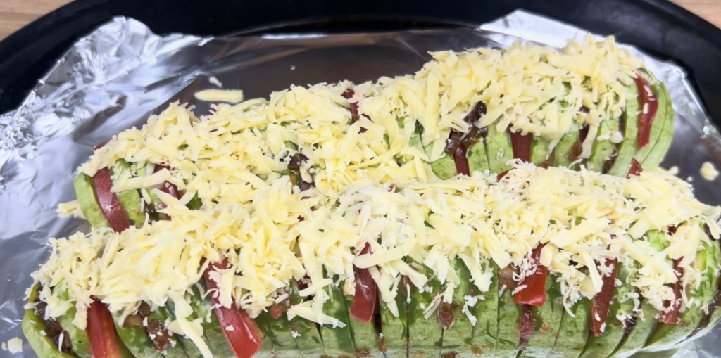 Plněná cuketa se zeleninovou směsí, rajčaty a sýrem – jednoduchý recept z trouby