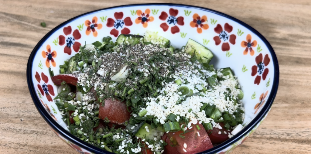 Plněná cuketa se zeleninovou směsí, rajčaty a sýrem – jednoduchý recept z trouby