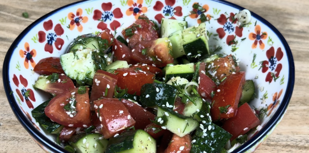 Plněná cuketa se zeleninovou směsí, rajčaty a sýrem – jednoduchý recept z trouby