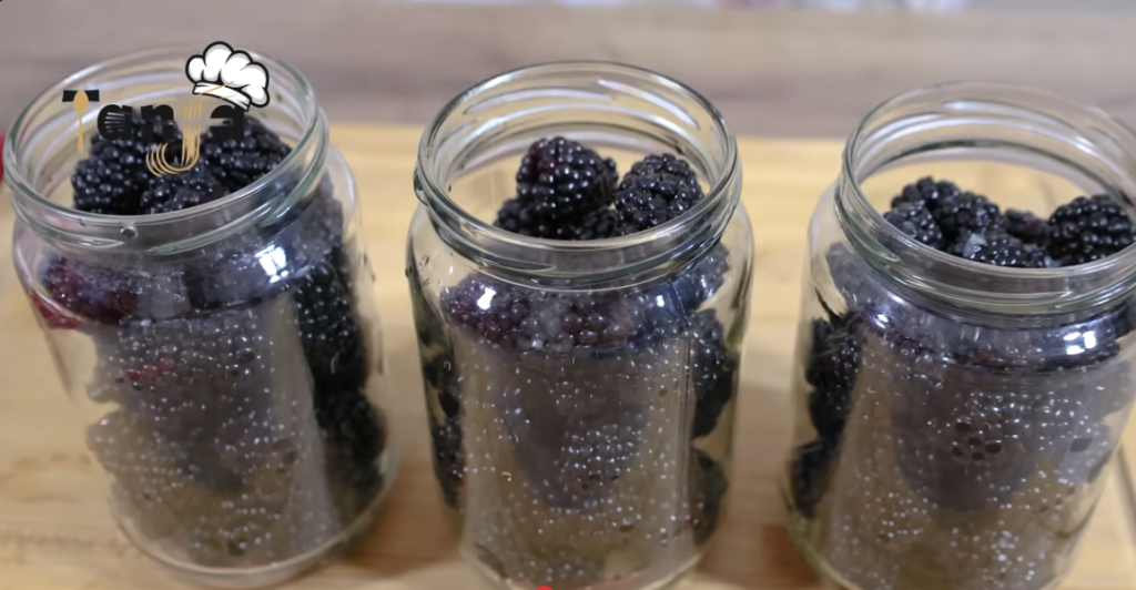 Zavařené ostružiny bez cukru – jednoduchý recept na pasterizaci