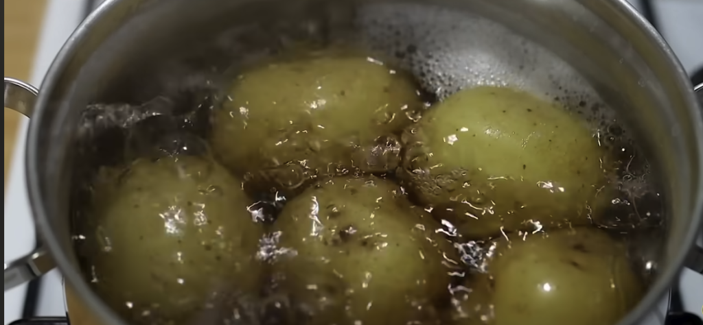 Zapečené brambory se šunkou, mozzarellou a parmazánem – teplá lahůdka, která potěší na první sousto