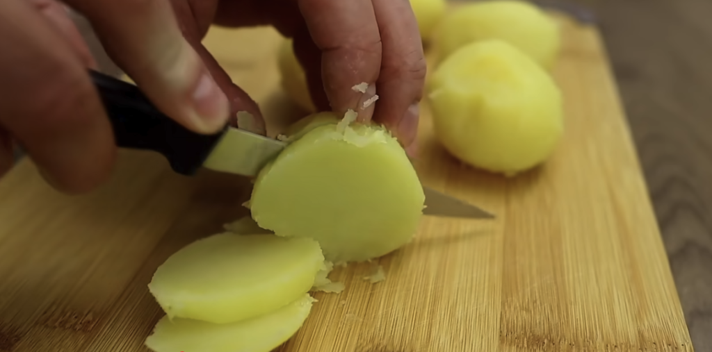 Zapečené brambory se šunkou, mozzarellou a parmazánem – teplá lahůdka, která potěší na první sousto