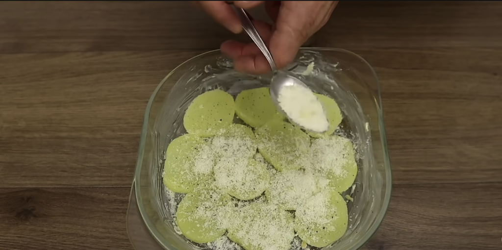 Zapečené brambory se šunkou, mozzarellou a parmazánem – teplá lahůdka, která potěší na první sousto