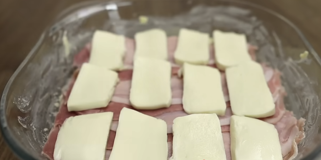 Zapečené brambory se šunkou, mozzarellou a parmazánem – teplá lahůdka, která potěší na první sousto